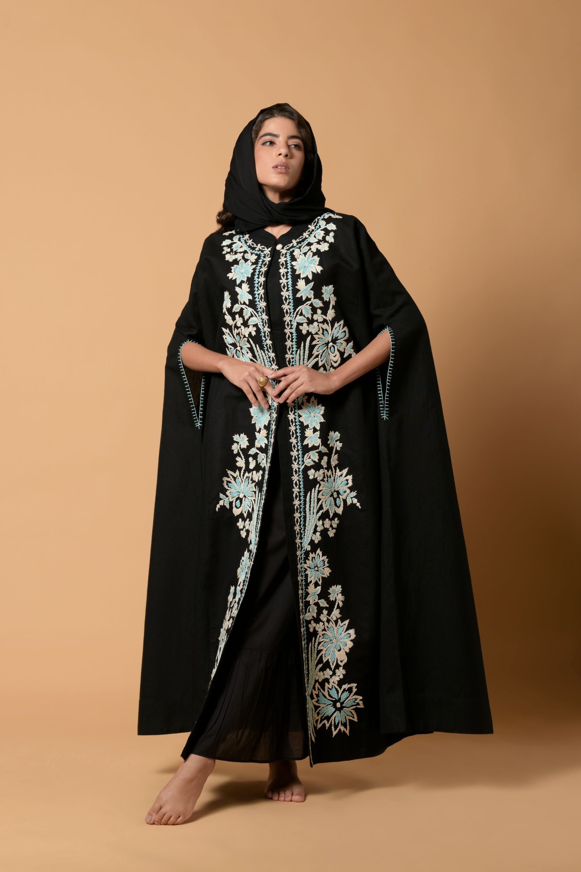 Mehwish Fleurs Et Noir Cape Set