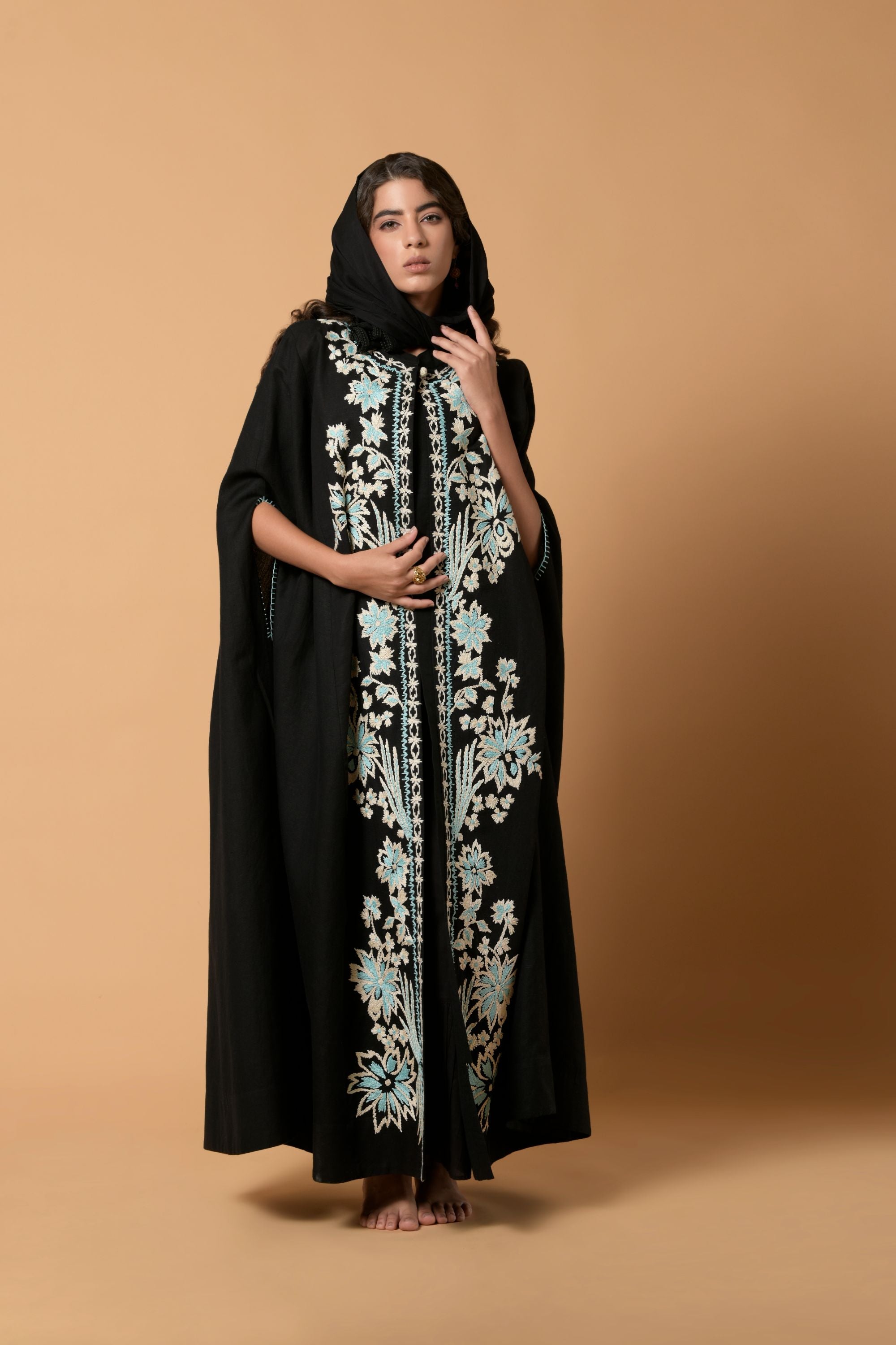 Mehwish Fleurs Et Noir Cape Set