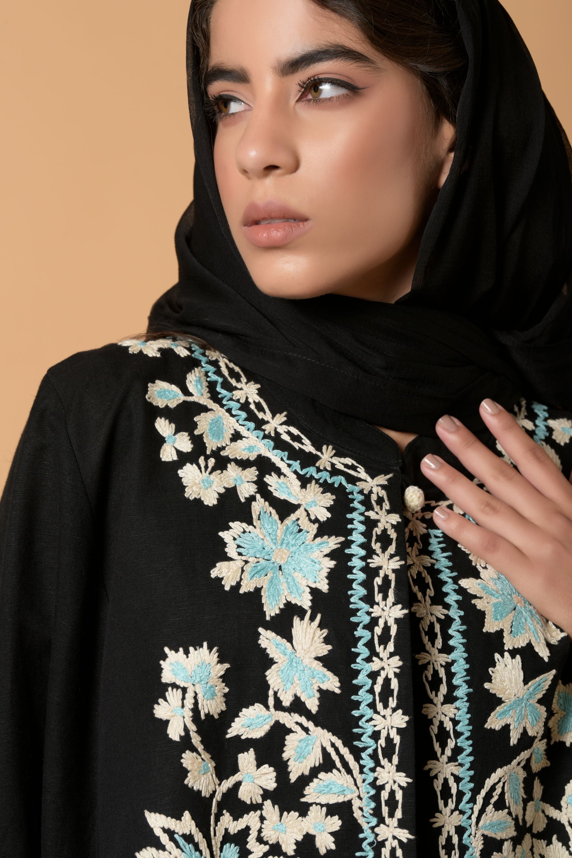 Mehwish Fleurs Et Noir Cape Set