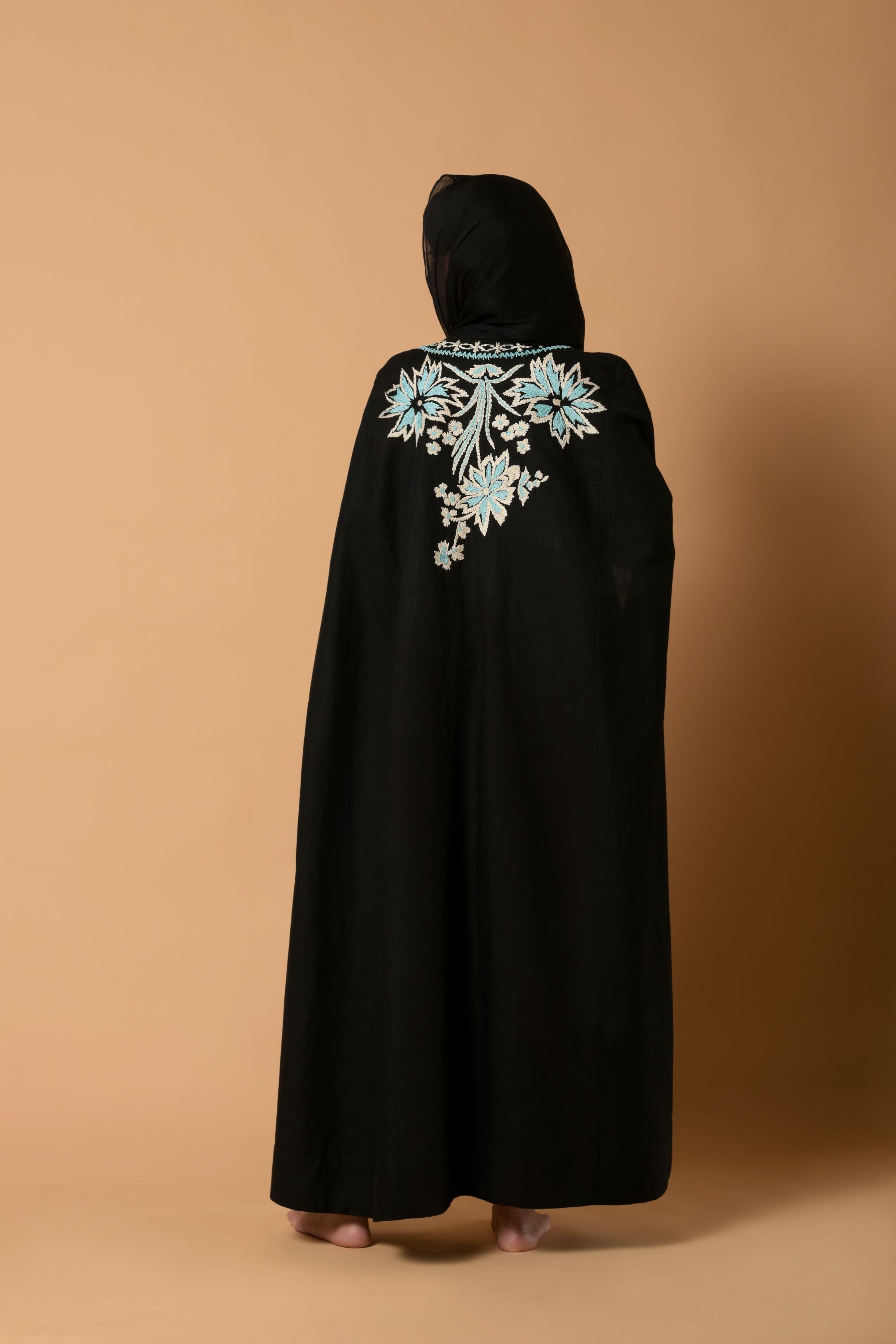 Mehwish Fleurs Et Noir Cape Set